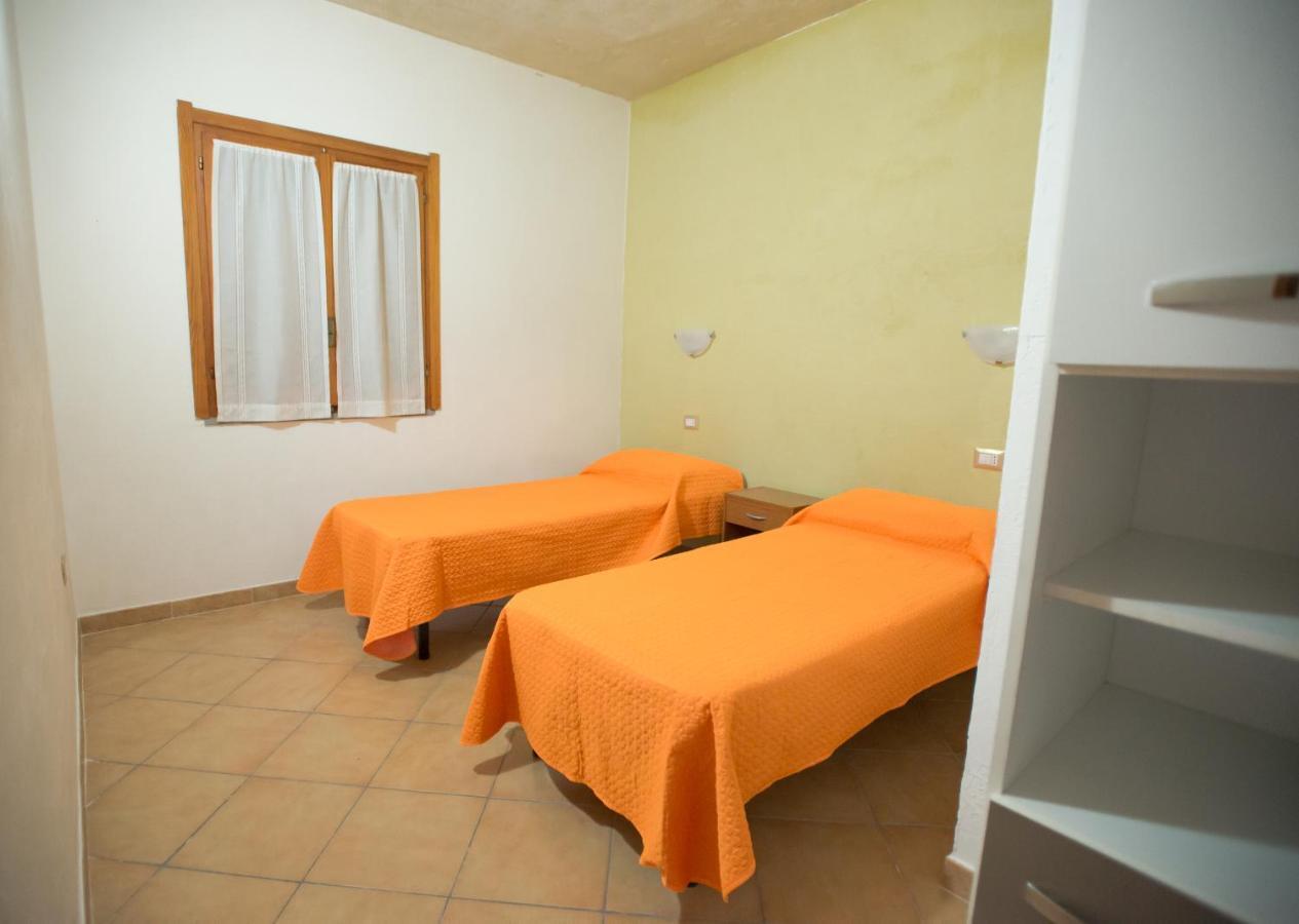 Aparthotel Baia Delle Mimose Badesi Exterior foto